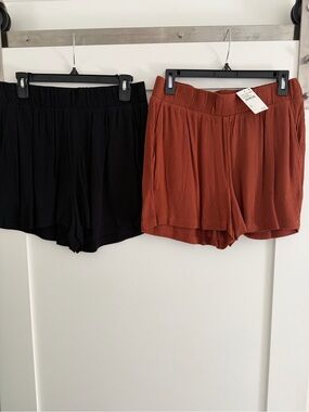 Women's Elastic Waist Ribbed Shorts - Black and Rust